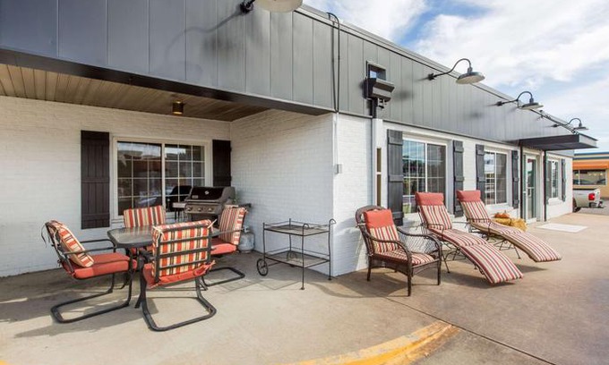 Pierre Hotel | Days Inn by Wyndham Pierre