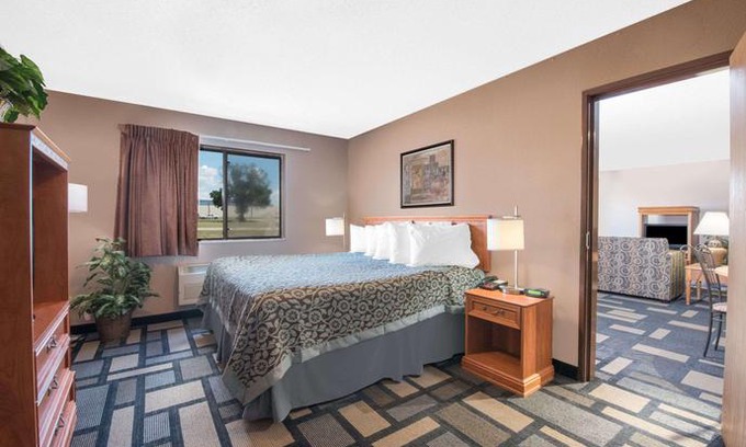 Watertown Hotel | Days Inn by Wyndham Watertown