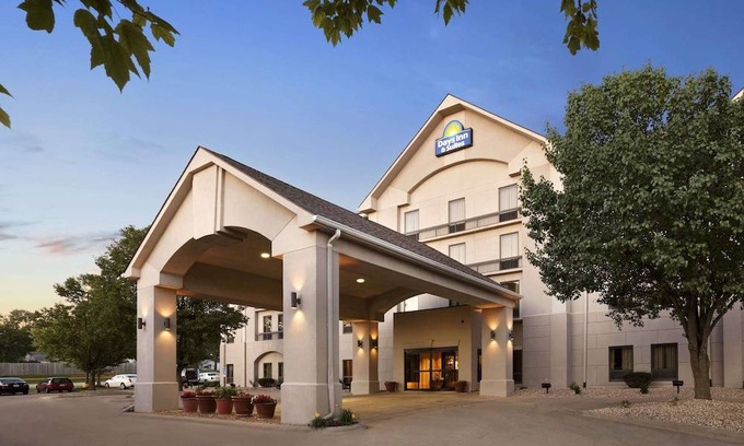 Cedar Rapids Hotel | Days Inn & Suites by Wyndham Cedar Rapids