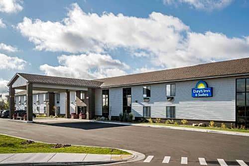 Rib Mountain Hotel | Days Inn & Suites by Wyndham Wausau