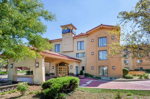 Arlington Heights Hotel | Days Inn & Suites by Wyndham Arlington Heights