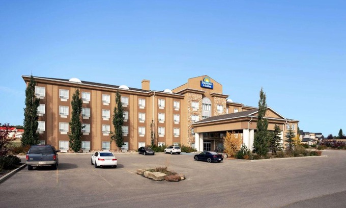 Strathmore Hotel | Days Inn & Suites by Wyndham Strathmore