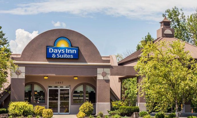Lexington Hotel | Days Inn & Suites by Wyndham Lexington