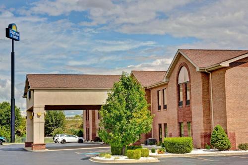 Shively Hotel | Days Inn & Suites by Wyndham Louisville SW