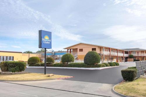 Arlington Hotel | Days Inn & Suites by Wyndham Arlington Near Six Flags