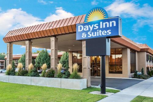 Logan Hotel | Days Inn & Suites by Wyndham Logan