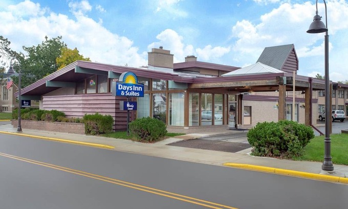Rhinelander Hotel | Days Inn & Suites by Wyndham Rhinelander