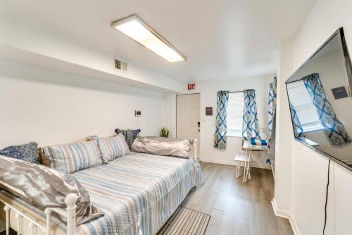 Smith's Memento Apartment | Daytona Beach Studio Walk to Boardwalk and Pier!