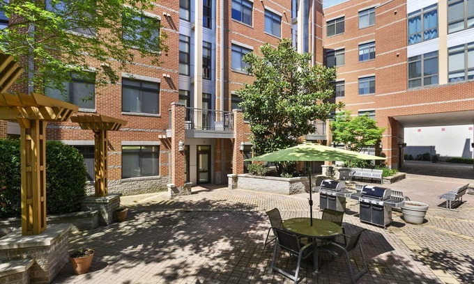 Arlington Apartment | DC Charm in Crystal Apartments