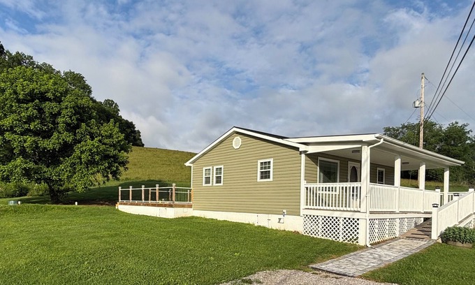 Abingdon House | Dean's Cozy Cottage, in the outskirts of Abingdon, Big deck and rocking chairs.