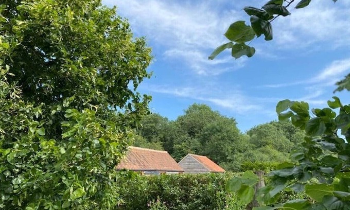 Alton Barnes House | Deer Barn -Luxury Barn Conversion, Private Garden!