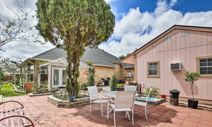 Deer Park Apartment | Deer Park Studio w/ Garden Patio, 14 Mi to Kemah!