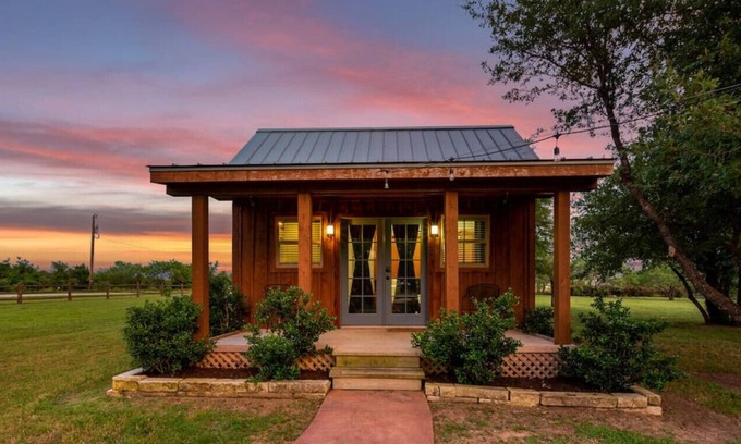 Elm Mott House | Deerfield Countryside Cabin #5
