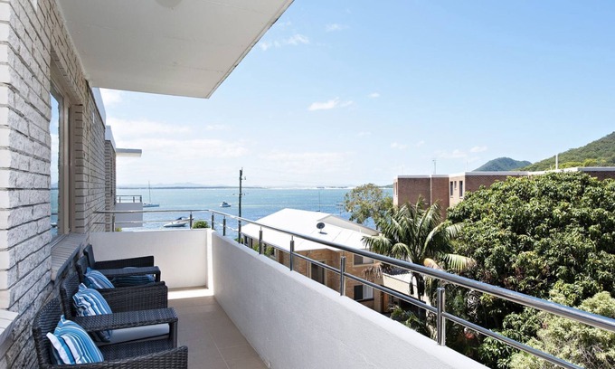 Shoal Bay Apartment | Del Rae, 18/25 Shoal Bay Rd - Air-conditioned, renovated 2-bedroom unit opposite Shoal Bay Beach
