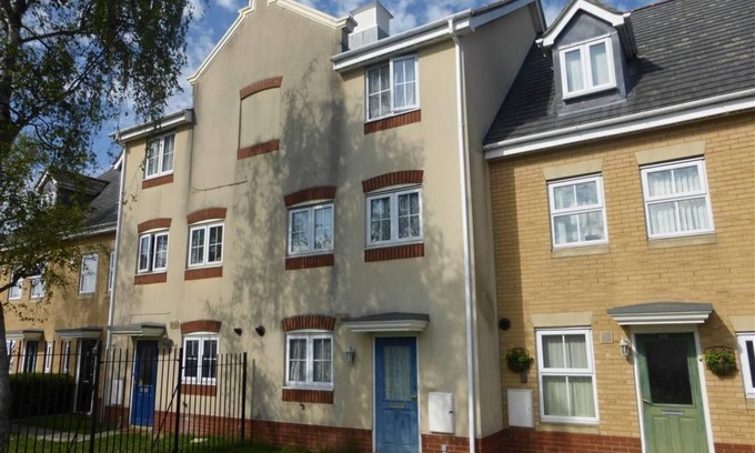 Luton House | Delightful 4 double bedroom, 3 bathroom and 2 cloakroom house