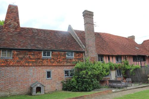 Edenbridge House | Delightful 4BD Home full of Flair Edenbridge Kent