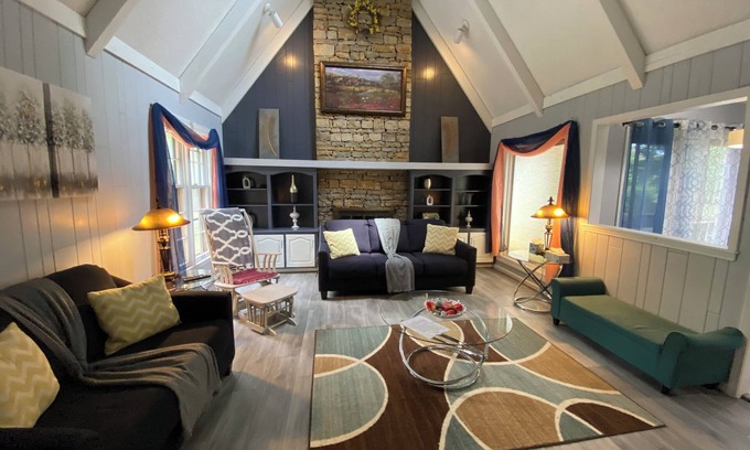 Overland Park House | Delightful 7-bedroom house with AC in Overland Park