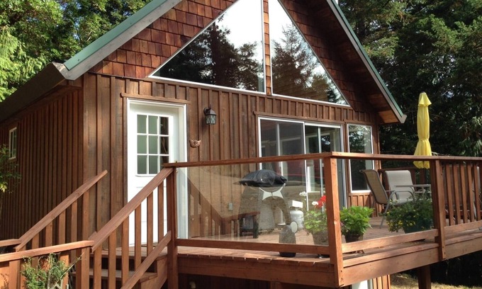 Pender Island Cottage | Delightful Country Cottage with Ocean Outlook