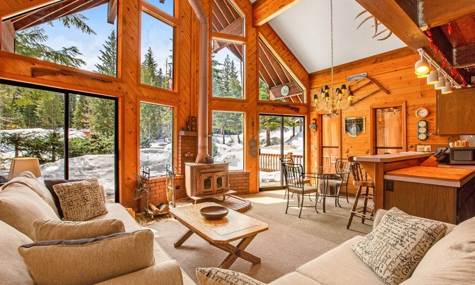 Hyak Cabin | Delightful, family-friendly A-frame cabin w/a pool table, foosball, & more