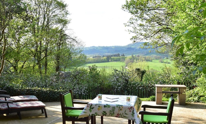 Onlay House | Delightful Holiday Home in Onlay (nievre) with Fenced Garden