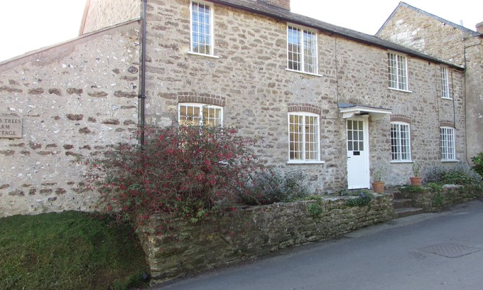 Littlebredy Cottage | Delightful light and spacious character stone cottage near the Jurassic coast