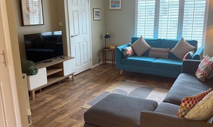 Deal House | Delightful seaside cottage, central, quiet with free parking. Sleeps 5.