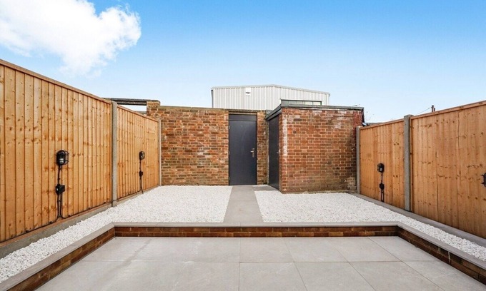 West Norwood House | Deluxe 5 Bed House in London - Pool Table