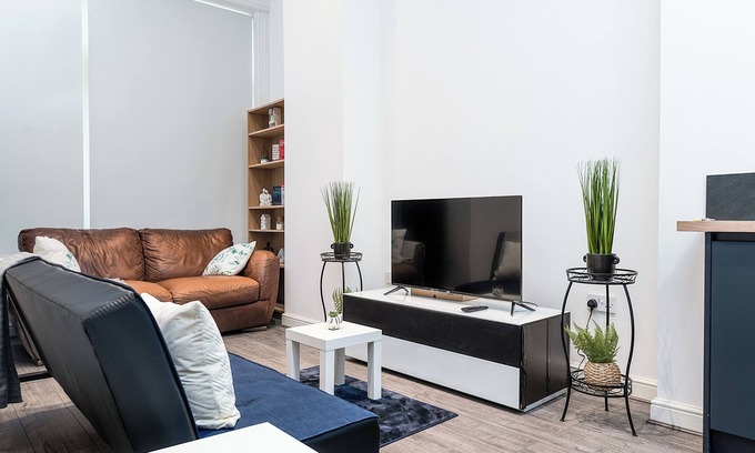 Nottingham City Centre Apartment | Deluxe Apartment In City Centre W/Outdoor dining and games area.