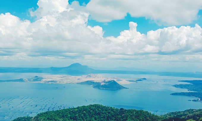 Silang Junction North Apartment | Deluxe Family room in Tagaytay with Taal lake view