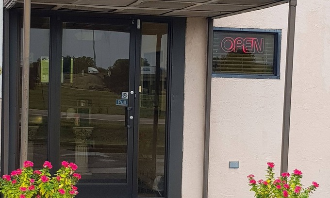 West Memphis Hotel | Deluxe Inn