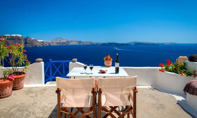 Oia Villa | Deluxe Santorini Studio | Santorini Studio | Wonderful Sea Views | Oia