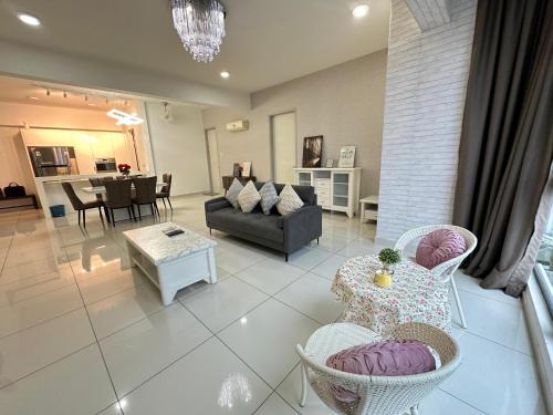 Seri Tanjung Pinang Apartment | Deluxe Seaview Suite Tripe Bed with bath tub 13A