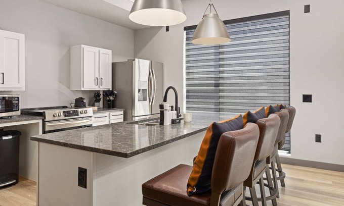 Silverthorne House | Deluxe suite located in the heart of Downtown Silverthorne, incredible views