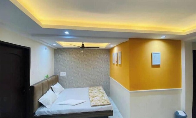 Maheshwar Apartment | Deluxe Triple premium room @ StayMore AC