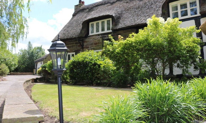 Knutsford Cottage | Denfield Cottage · Charming Thatched Cottage plus Annexe