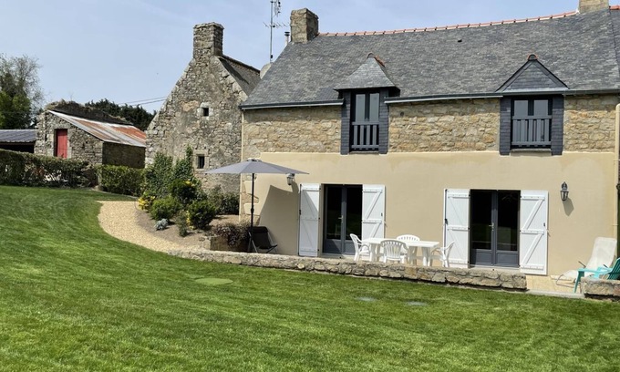 Locoal-Mendon House | Des Puits - LOCOAL-MENDON