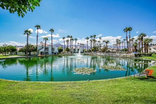 Palm Desert Resort | Desert Breezes Resort