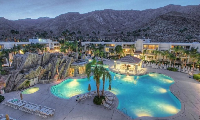 Canyon Corridor Condo | DESERT DREAM! 2BDR sleeps 6! HUGE POOL! POOLSIDE BAR and GRILL!