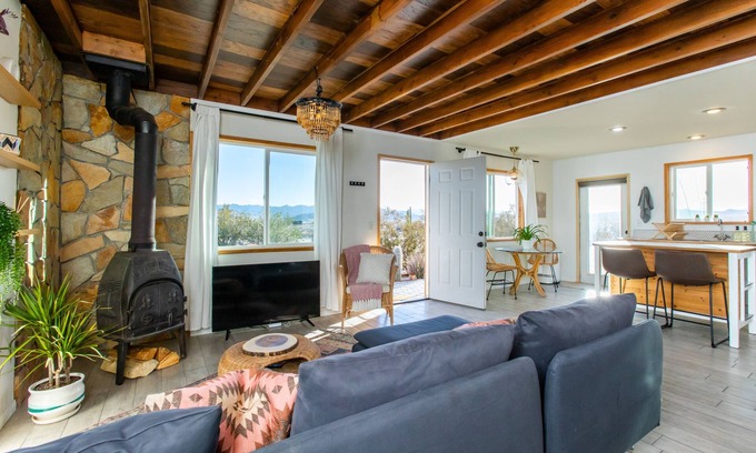 Twentynine Palms House | Desert Escape+Art studio+Trailer 10 min to Joshua Tree Park