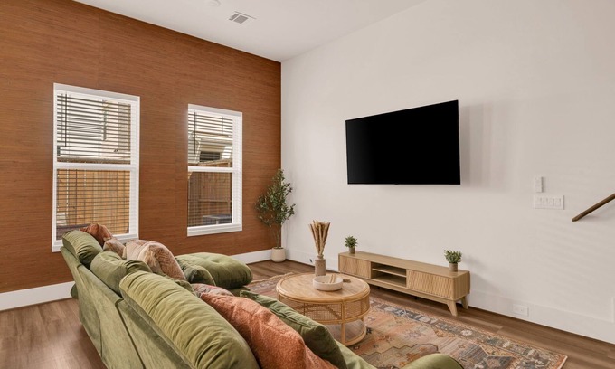 North Houston House | Desert Oasis - 30 Min to Midtown, Galleria, & NRG