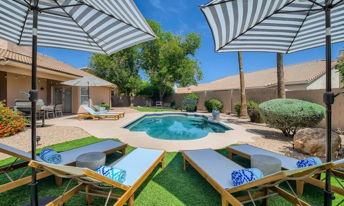 Val Vista Lakes House | Desert Palm Villa - Heatable Pool, Large 1 Story, 2 Ensuites