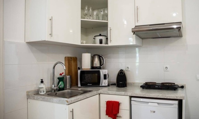 L'Antiga Esquerra de l'Eixample Apartment | Design Modernista 2-Bedroom with Balcony