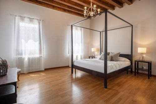 Cannaregio Apartment | Design Palace Apartment by Wonderful Italy