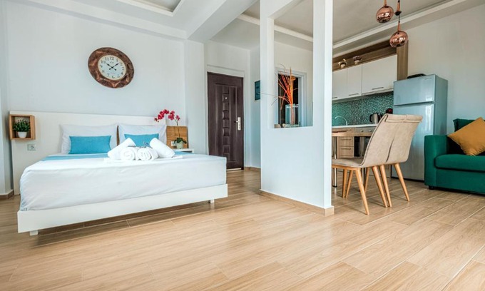 Nea Peramos Apartment | Design Suites Efharis (Chateau)