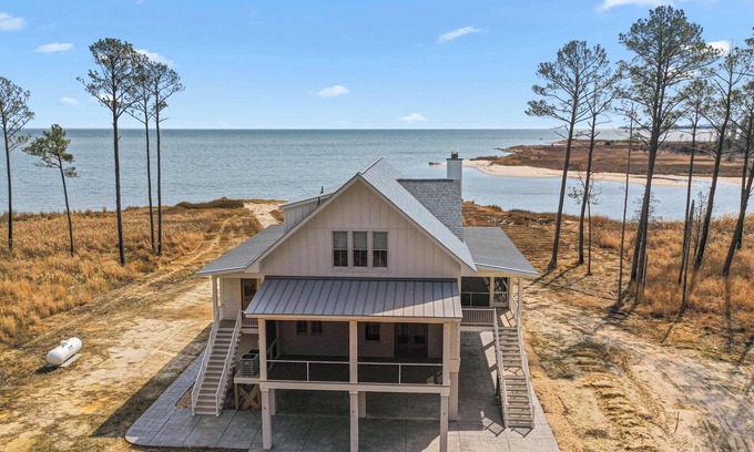 Kilmarnock House | Designer Bayfront + Priv. Beach + Kayaks + Porches