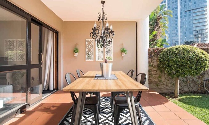 Greater Johannesburg Metropolitan Area Apartment | Designer garden|1km to Mandela Sq|King Bed|DStv