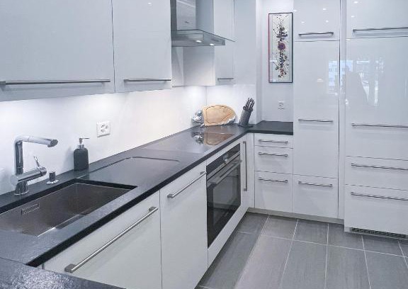Sankt Moritz-Bad Apartment | Designer Küche - Südbalkon - TG-Stellplatz - WLAN