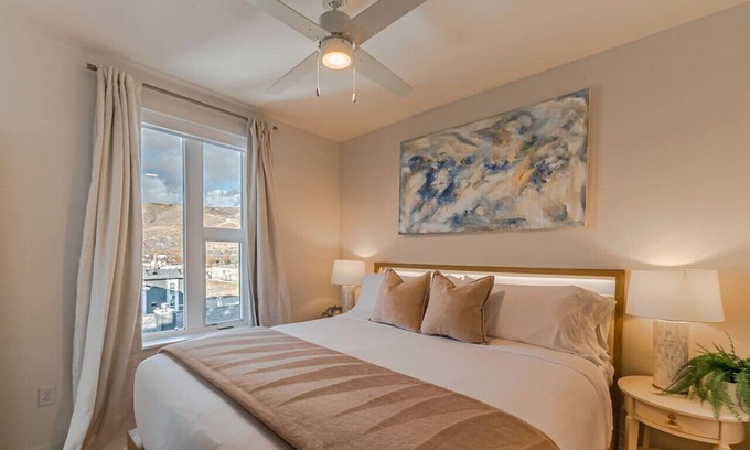 Downtown Salt Lake City Apartment | Designer NEW 2BD 2BA Pool/Htub/Gym/Bowling