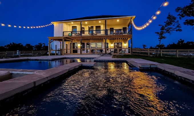 Fredericksburg House | Designer newly built home with pool, sunset view, fireplace, AC - dog-friendly