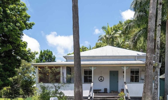 Bangalow House | Designer Pet-Friendly Cottage, Walk to Town
